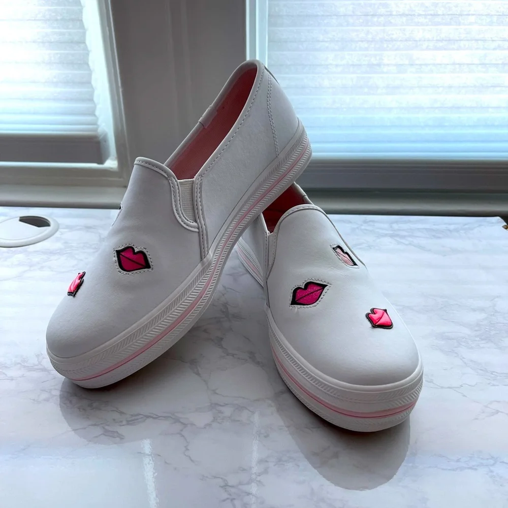 Keds by Kate Spade NWOB Triple Kick Leather Slides with Lips size 7.5 w/5.5 kids - Picture 1 of 8
